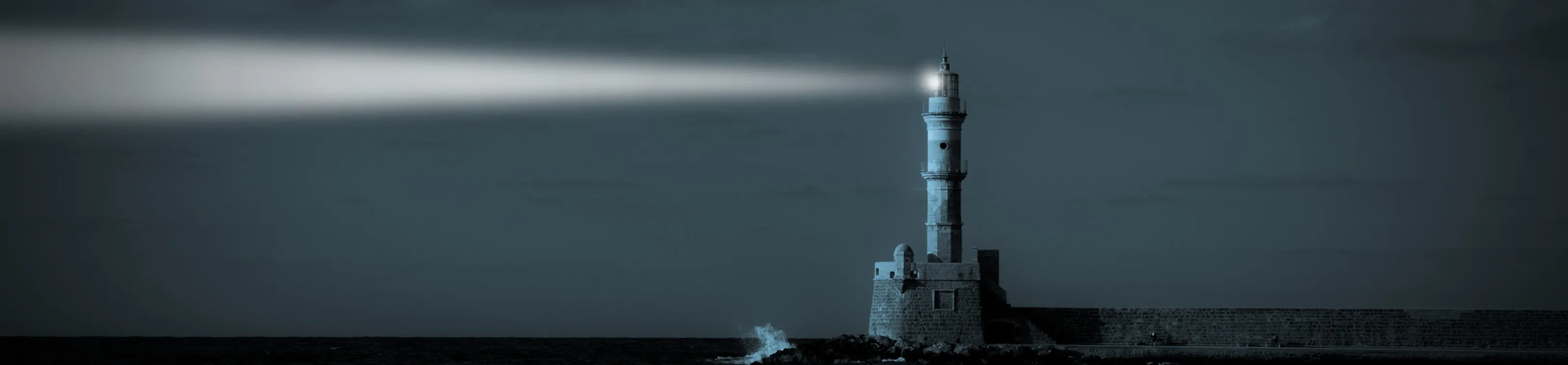 Farol à beira-mar ao entardecer, simbolizando orientação e segurança